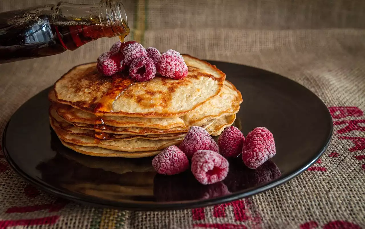 Petits déjeuners inspirés de l'automne : crêpes, pain doré, etc.
